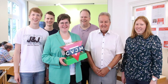 Als offizieller Vertreter der Gemeinde war Harry Haböck (2. v. r.) – im Bild mit dem Vorstand des CVJM Schalksmühle – beim 141. Jahresfest vor Ort (Foto: Salzmann)