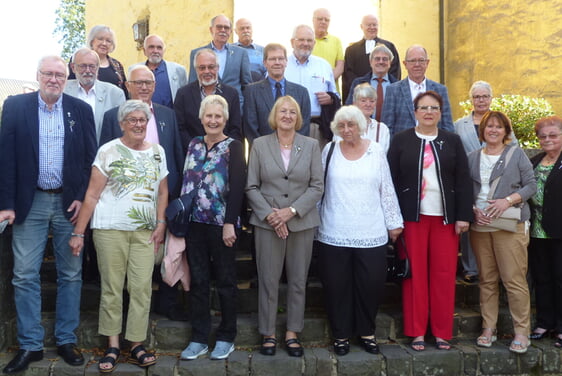 Neben der Golden Konfirmation wurden in einem Festgottesdienst auch die diamantenen Konfirmandinnen und Konfirmanden – hier im Bild – gefeiert. Zum ersten Mal fand der Festgottesdienst für die gemeinsame Kirchengemeinde in Kierspe und Rönsahl statt (Foto: Crummenerl)