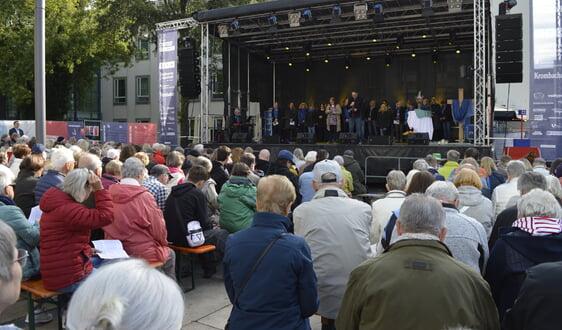 Der Stadtfestgottesdienst war in diesem Jahr sehr gut besucht. Sehr viele Gottesdienstbesucher waren dafür zum Rathausplatz in Lüdenscheid gekommen (Foto: Kannenberg)