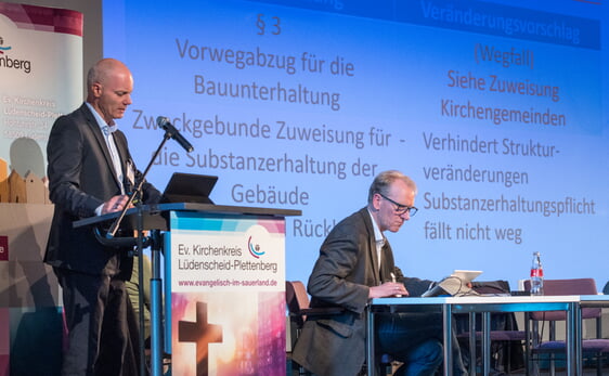 Bernd Göbert (l.), Verwaltungsleiter des Kreiskirchenamtes Sauerland-Hellweg, führte in die Überlegungen der neuen Finanzsatzung ein (Foto: Büdenbender)