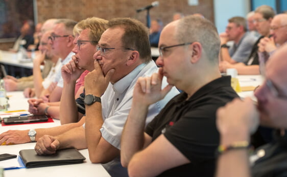 Bei der herausfordernden Hauptthematik der Synode sah man viele nachdenkliche und konzentrierte Gesichter unter den Synodalen (Foto: Büdenbender)