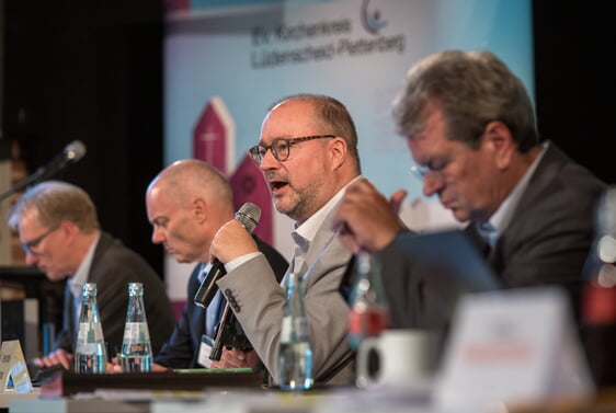 Superintendent Christof Grote (am Mikrofon) wies an vielen Stellen auf die Herausforderungen der bestehenden Finanzsatzung hin und zeigte die Chancen und Vorteile von entsprechenden Umstellungen auf (Foto: Büdenbender)