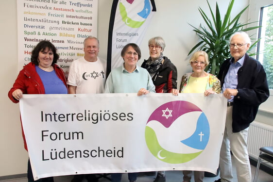 Nahmen am Vorbereitungstreffen für das Friedensgebet teil (v.l.n.r.): Daria Eichhöfer von der Bahai-Gemeinde, Stefan Schick (Sprecher des Interreligiösen Forums), Brigitte Aurin-Winterhager, Manuela Behle (Sprecherin des Interreligösen Forums), Hella Goldbach von der Gesellschaft für Christlich-Jüdische Zusammenarbeit und Frank Droste (Foto: Salzmann)