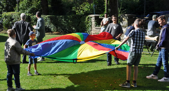 Spiel- und Kreativaktionen standen bei der „Kirche Kunterbunt“ im Fokus (Foto: Ernst)