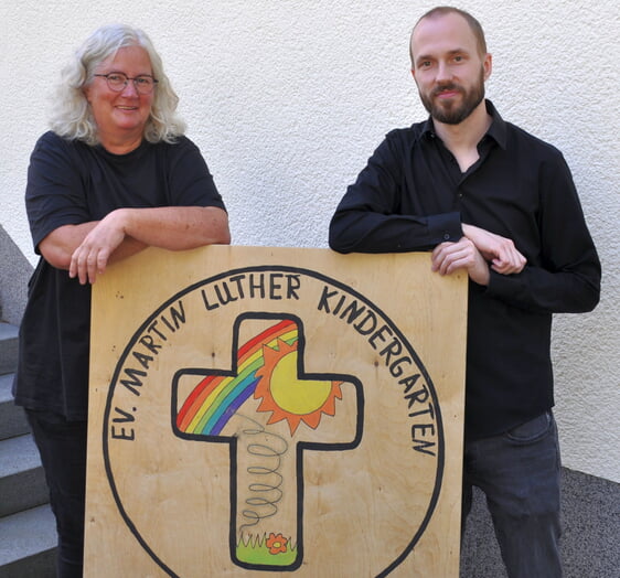 Jutta Hesse und Lukas Sprung wurden feierlich in ihr Amt als stellvertretende Leiterin und Kindergartenleiter eingeführt (Foto: Ernst)