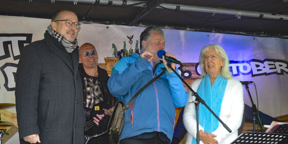 Superintendent Dr. Christof Grote (l.), Thomas Tetzlaff (Leiter Band96), Pfarrer Michael Tetzner (2.v.r) und Irmtraut Huneke gestalteten mit viele weiteren Personen die Dankesfeier (Foto: Kannenberg)