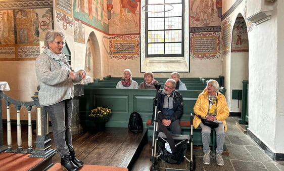 Monika Kretschmer (links) erläuterte den Ausflüglern die Besonderheiten der Kirche. Foto: Diakonisches Werk