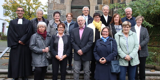 Gemeinsames Bild der Gold- und Diamantkonfirmanden vor der Evangelischen Erlöserkirche in Schalksmühle, wo der gemeinsame Festgottesdienst stattfand (Foto: Salzmann)