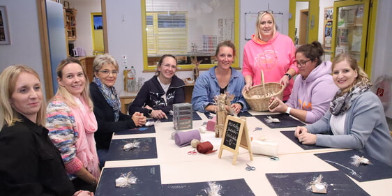 Mareike Urbas (3.v.r.) hat ihr Hobby zum Beruf gemacht und sich mit einem Kleingewerbe selbständig gemacht. Beim Workshop leitete sie die Frauen zum Arbeiten mit Trockenblumen an (Foto: Salzmann)