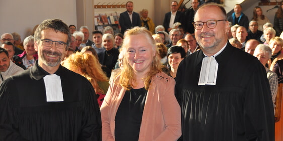 Die feierliche Einführung ins Pfarramt für Christoph Otminghaus und der Geburtstag seiner Frau Martina fielen auf den gleichen Tag. Superintendent Dr. Christof Grote (r.) leitete nicht nur den Gottesdienst, sondern gratulierte Martina Otminghaus in diesem Rahmen auch zum Geburtstag (Foto: Ernst)