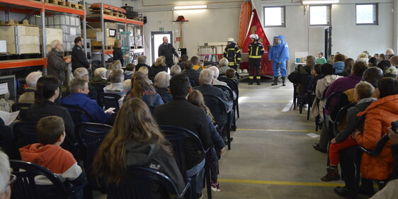 Diesmal fand der Gottesdienst des Werdohlers Ökumene-Forums unter dem Motto „Gottesdienst mit Feuer und Flamme“ im Feuerwehrgerätehaus der Freiwilligen Feuerwehr Werdohl-Eveking statt (Foto: Kannenberg)