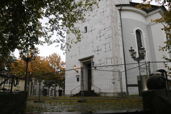 Nachdem sich Schieferplatten vom Dach des Turmes gelöst hatten, war der Kirchplatz vor dem Hauptportal der Erlöserkirche in der Lüdenscheider Altstadt aus Sicherheitsgründen gesperrt worden. Noch wartet die Versöhnungskirchengemeinde auf den offiziellen Förderbescheid, dann soll es zügig vorangehen mit der Vergabe der Aufträge, damit im nächsten Frühjahr mit den Arbeiten begonnen werden kann (Foto: Görlitzer)