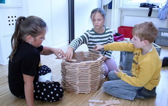 Mit viel Freude und Einsatz bauten die Kinder Türme, Häuser und Mauern (Foto: Salzmann)