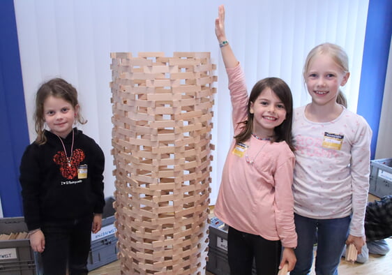 Bei den „Baumeistertagen“ waren die Kinder so engagiert bei der Sache, dass die Holztürme schnell in die Höhe wuchsen und auch größer als die Kinder selbst wurden (Foto: Salzmann)