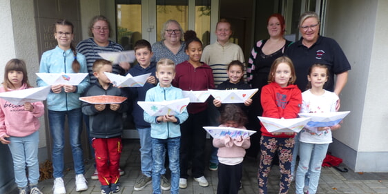 Gemeinsam gebastelt, gespielt, gemalt und gesungen wurde beim am Samstag stattgefundenen Kinderbibeltag des CVJM Rönsahl. Daran beteiligt waren diesmal insgesamt zehn Kinder im Vor-und Grundschulalter sowie fünf erwachsene Betreuer vom CVJM (Foto: Crummenerl)