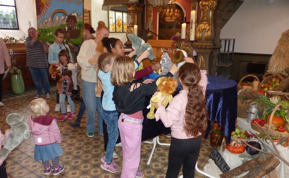 Im Familiengottesdienst in der Servatiuskirche am Sonntagmorgen ging es um die Geschichte um die Arche Noah und das, was die Kinder am Vortag beim Kinderbibeltag gemeinsam erlebt hatten (Fotos Crummenerl)