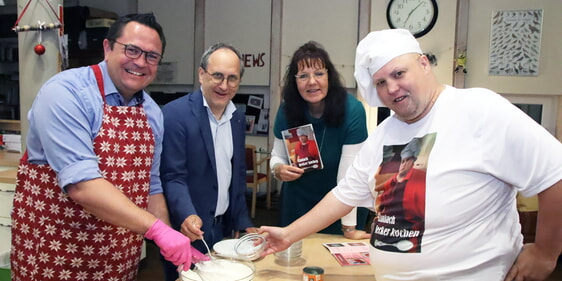 Landrat Marco Voge (links) und Kochbuchautor Jens Fengler (rechts) - im Bild mit Wohnverbundleiter Thomas Cordt und Betreuerin Martina Prüschenk - bereiteten gemeinsam eine Quarkspeise aus Fenglers Kochbuch "Einfach lecker kochen" zu (Foto: Salzmann)