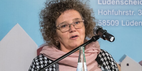 Claudia Adams-Kuhbier, Geschäftsführerin der Familienferienstätte Haus „Alter Leuchtturm“ und Mitglied des Kreissynodalvorstandes, gab auf der Synode einen Einblick in die aktuellen Entwicklungen des Hauses (Foto: Büdenbender)