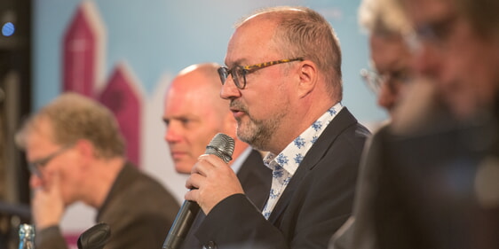 Superintendent Christof Grote (am Mikrofon) erläuterte bei der Finanzsynode viele Sachverhalte im Detail, gerade zu den aktuellen Herausforderungen in den unterschiedlichen Haushalten (Foto: Büdenbender)