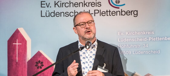 Superintendent Dr. Christof Grote musste in seinem Bericht auf viele Aufgaben und Herausforderungen hinweisen. Einen besonderen Fokus richtete er auf die Präventionsarbeit gegen sexualisierte Gewalt im eigenen Kirchenkreis (Foto: Büdenbender)