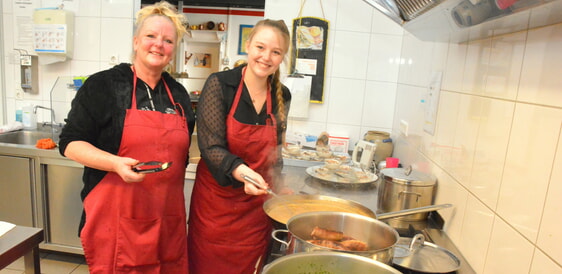 Monika Kaiser und ihre Tochter Nathalie Steinkühler gehörten im November 2022 zum Küchenteam des „Allerlei“. Foto: Wolfgang Teipel