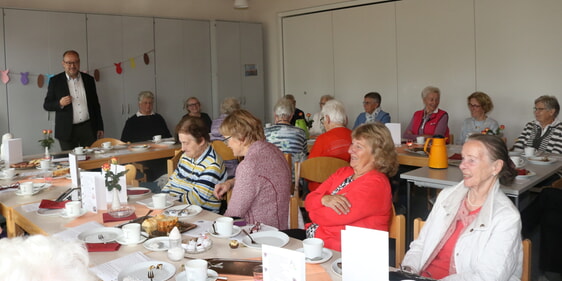 Superintendent Dr. Christof Grote informiert beim Begegnungsnachmittag der Frauenhilfe im Bezirk Lüdenscheid/Volmetal darüber, das Gemeinden sich von Gebäuden trennen müssen (Foto: Görlitzer)