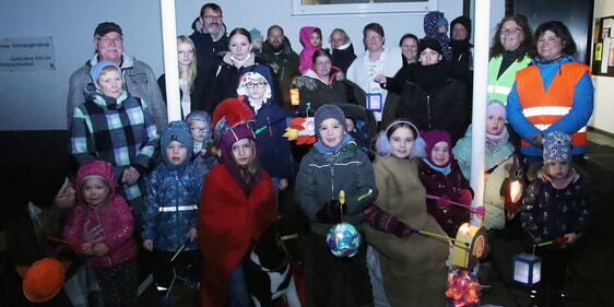 Mit ihren Laternen leuchteten die Kinder in die Dunkelheit hinein (Foto: Salzmann)