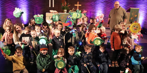 Die zweite Gruppe war am Mittwoch unterwegs. Treffpunkt der großen und kleinen Laternengänger war die Kreuzkirche an der Worthstraße, wo die Familien gemeinsam die bekannten Laternenlieder anstimmten (Foto: Salzmann)