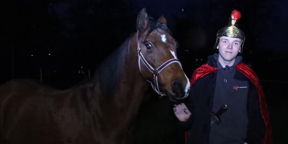 St. Martin nahm die Besucher mit seinem Pferd auf dem Sportplatz des CVJM-Heims an der Mathildenstraße in Empfang (Foto: Salzmann)