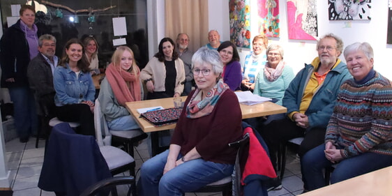 Im Café "Der kleine Prinz" klärten Aussteller und Organisatoren noch offene Fragen ztum Weihnachtsmarkt der guten Taten (Foto: Salzmann)