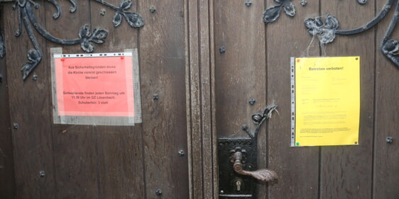 Die Kirchengemeinde hatte die Kirche bereits aus Sicherheitsgründen geschlossen (Schild links). Die Stadt Lüdenscheid hat danach ein Betretungsverbot wegen Einsturzgefahr verhängt (Foto: Görlitzer)