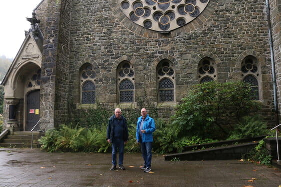 Baukirchmeister Rainer Kopatz (links) und Eberhard Reich informierten über den Sanierungsbedarf der Kreuzkirche im Lüdenscheider Stadtteil Brügge (Foto: Görlitzer)