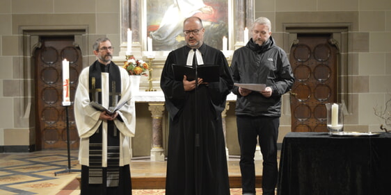 Superintendenten Dr. Christof Grote (Mitte), Pastor Claus Optenhövel (links) und Lüdenscheids Bürgermeister Sebastian Wagemeyer gestalteten gemeinsam den „Gottesdienst für Unbedachte“ (Foto: Kannenberg)