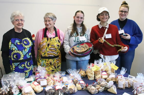 Wer Lust hatte, konnte sich beim Lima-Basat in der "süßen Ecke" auch mit Weihnachtsplätzchen eindecken (Foto: Salzmann)