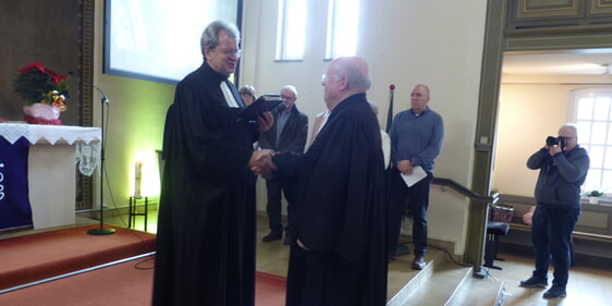 Die offizielle Verabschiedung von Pfarrer Martin Spindler (r.) in den Ruhestand gestalteten Pfarrer George Freiwat sowie Pfarrer Martin Pogorzelski (l.), Assessor des Kirchenkreises Lüdenscheid-Plettenberg, im Beisein zahlreicher langjähriger Wegbegleiter aus Presbyterien und gemeindlichen Ämtern (Foto: Crummenerl)