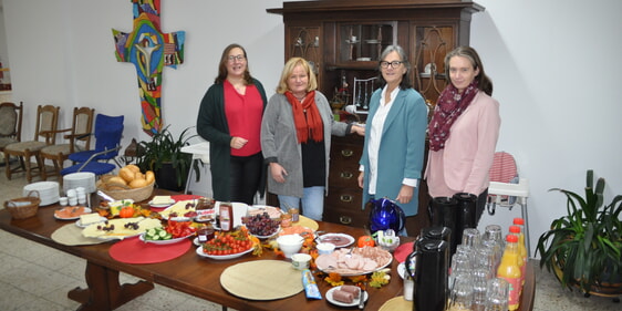 Katrin Luers (Stadt Attendorn), Anne Jahn (AGIL), Heike Schäfer (Freiwilligenzentrale) und Kristina Ashoff (Ev. Kirchengemeinde) von links hatte für die Ehrenamtler ein reichliches Frühstücksbuffet aufgebaut (Foto: Ernst)