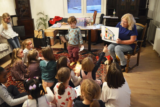 Kinderbuchautorin Bärbel Löffel-Schröder las am Eröffnungstag der ‚Guten Stube‘ aus ihren Büchern vor. Zudem hatte sie die Handpuppe „Maike“ mitgebracht, die die kleinen Zuhörer begeisterte (Foto: Kannenberg)