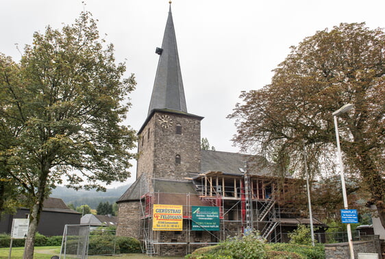 Sowohl die Ohle Kirche, als auch die Christuskirche in Plettenberg, befinden sich in der Sanierung. Rund 800 Jahre sind sie alt. Die beiden romanischen Kirchen gehören zu den ältesten Gebäuden im Märkischen Kreis (Foto: Büdenbender)