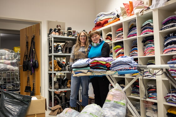 Im „Klamöttchen“, dem Second-Hand-Kleiderladen an der Kreuzkirche in Lüdenscheid, engagieren sich ehrenamtliche Mitarbeiterinnen, um gebrauchte Kleidung wieder aufzubessern und dann erneut anbieten zu können (Foto: EKKLP)