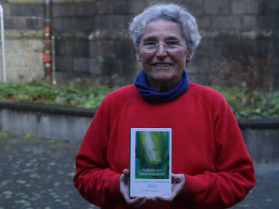 Bärbel Wilde mit dem aktuellen Buch zur Jahreslosung vor der Lüdenscheider Christuskirche, in der sie mehrere Jahrzehnte als Pfarrerin wirkte und der sie auch im Ruhestand verbunden geblieben ist. (Foto: Bettina Görlitzer)