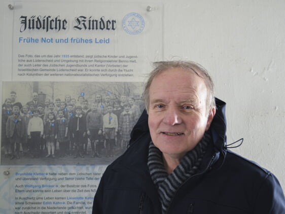 Matthias Wagner vor der Infowand „Jüdische Kinder“ (Foto: Iris Kannenberg)