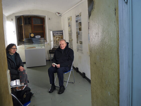 Rosi Dicke und Matthias Wagner sitzen in den Gedenkzellen (Foto: Iris Kannenberg)