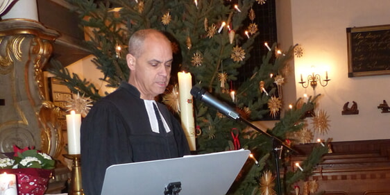 Beim Gottesdienst am Altjahrsabend lud Pastor George Freiwat zum Verinnerlichen der Botschaft ein, die die neue Jahreslosung für 2025 beinhaltet. (Foto: R. Crummenerl)