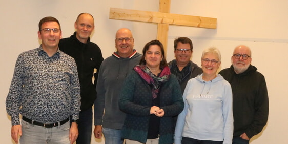 Gert vom Schemm aus Brüninghausen (3. von rechts) ist neu im Vorstand der Fördervereins der Lüdenscheider ERlebt Kirchengemeinde um den Vorsitzenden Lars Kleiner (links). (Foto: Bettina Görlitzer)