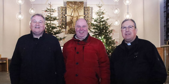 Gestalteten den Ökumenischen Neujahrsspaziergang (v.l.n.r.): Pastor Hans-Peter Helm (FeG Bever), Carsten Waldminghaus von der Evangelischen Kirchengemeinde und Pater David von der Pfarrei Christus König (Foto: Salzmann)