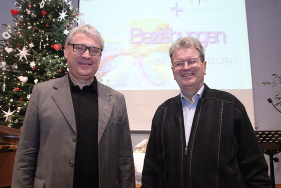 Pfarrer Martin Pogorzelski von der Evangelischen Kirchengemeinde Halver (rechts) befragte Thomas Alexi von der Stiftung Therapeutische Seelsorge nach seinen Ruheräumen für das Gebet (Foto: Salzmann)