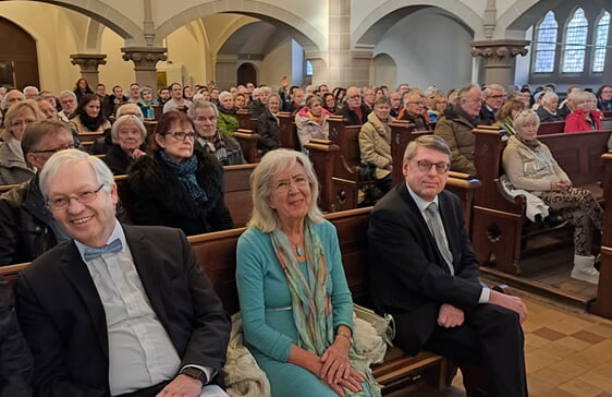 Der Abschlussgottesdienst der Allianzgebetswoche in Lüdenscheid fand in der Christuskirche statt. Harmut Steeb, Irmtraut Huneke und Pfarrer Rainer Gremmels (vordere Reihe von links) gestalteten den Gottesdienst u.a. mit (Foto: Görlitzer)