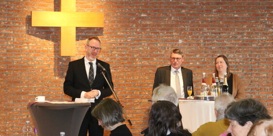 Pfarrer Sebastian Schultz, Pfarrer Rainer Gremmels und Gemeindereferentin Isabelle Wagner (v.l.n.r) führten durch den Neujahrsempfang der Christuskirchengemeinde (Foto: Görlitzer)