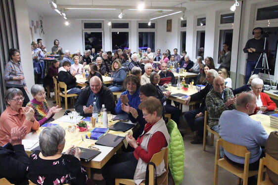 Im Heedfelder Gemeindehaus kam die Gemeinde zum Gottesdienst mit anschließendem Neujahrsempfang zusammen (Foto: Salzmann)