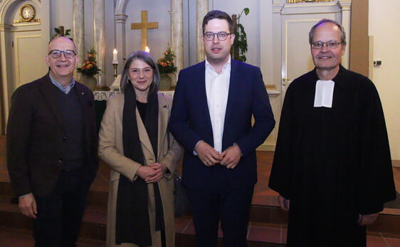 Nahmen an der Andacht teil (v.l.n.r.): MdL Ralf Schwarzkopf (Vorsitzender des CDU Stadtverbandes), Bürgermeisterkandidatin Melita Alzorba, MdB Florian Müller und Pfarrer Jürgen Jerosch (Foto: Salzmann)